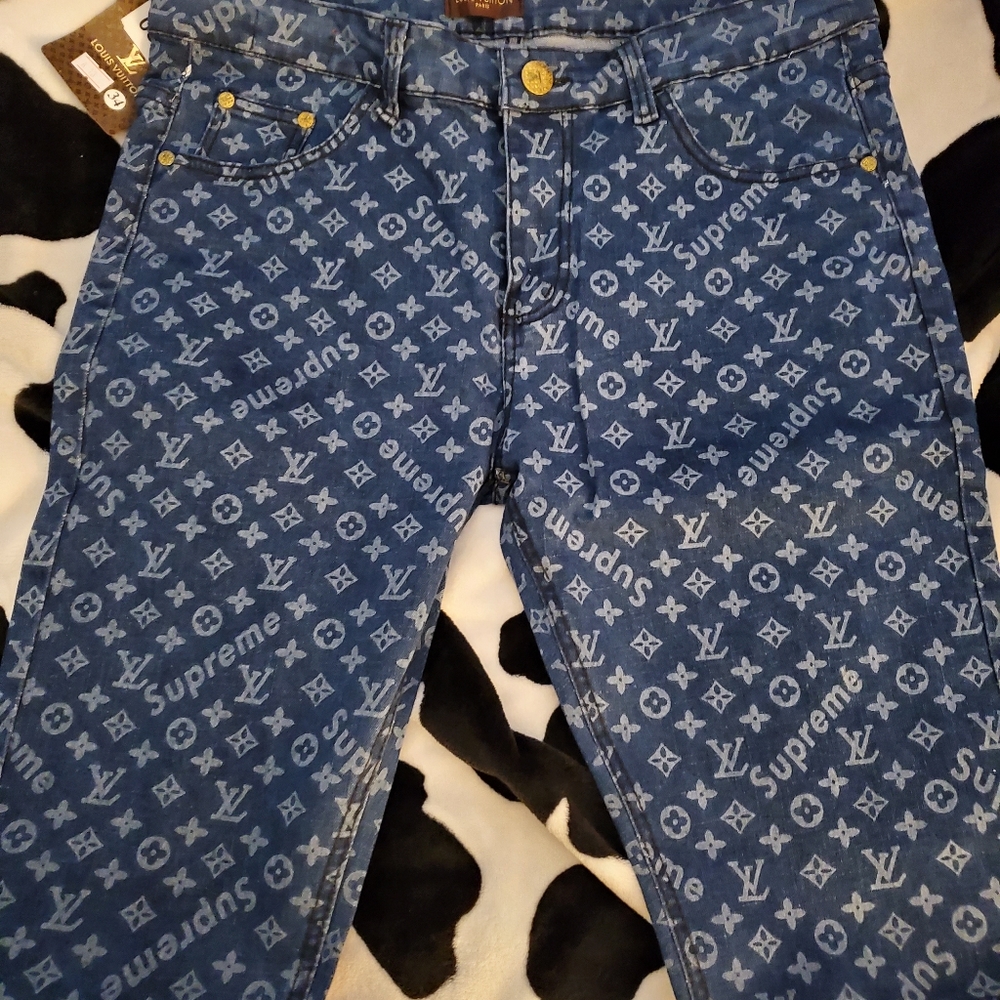 NWT SUPREME MENS SIZE 34 KNEE LENGTH SHORTS